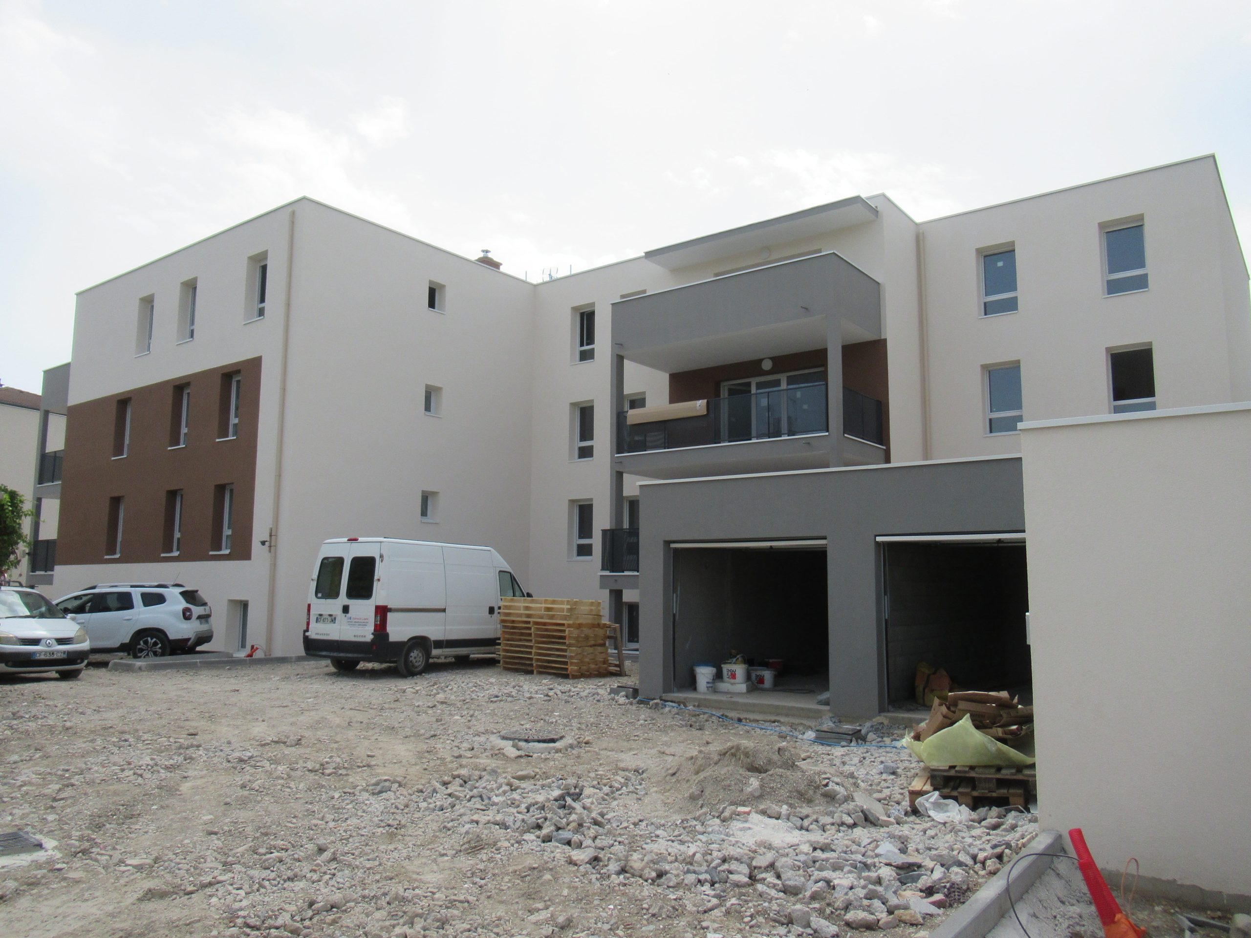 Construction maison individuelle enduit blanc — maître d'œuvre Isère